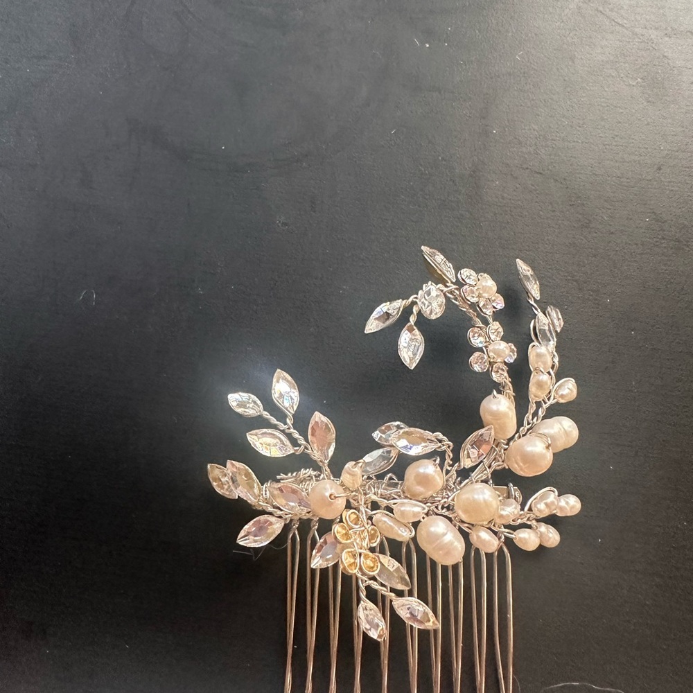 Crystal and pearl bridal hair comb. Perfect condition.